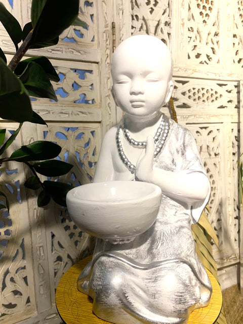 Bouddha blanc avec assiette