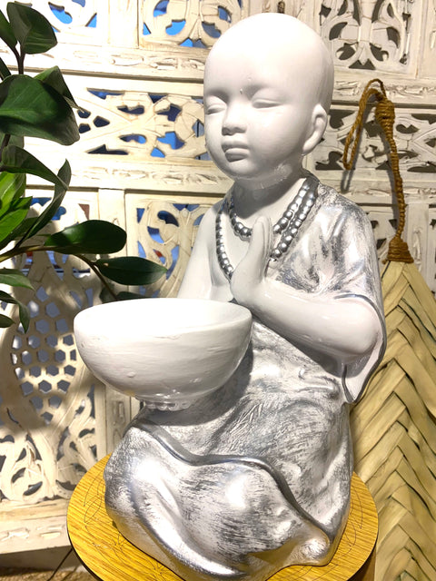 Bouddha blanc avec assiette