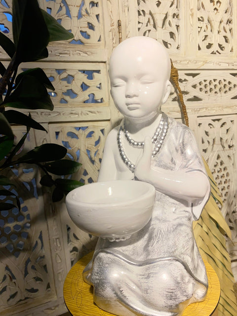 Bouddha blanc avec assiette